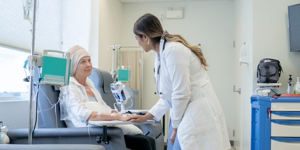 Cannabis gegen Krankheiten: Frau bei der Chemotherapie.